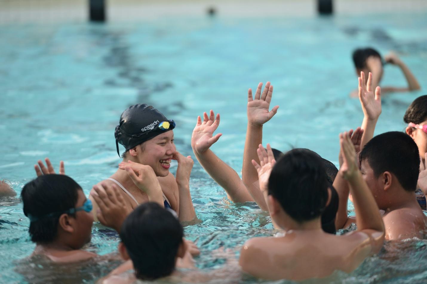 Học kỹ năng phòng chống đuối nước và tập bơi cùng Vận động viên đỉnh cao Ánh Viên là những hoạt động mà con em khách hàng thân thiết của Viettel được trải nghiệm trong trại hè năm 2017 với chủ đề thể thao